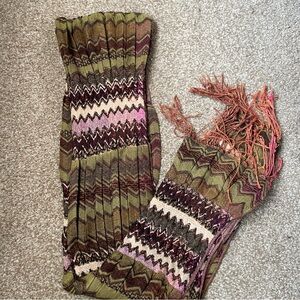 Scarf with vibrant pattern 🚨